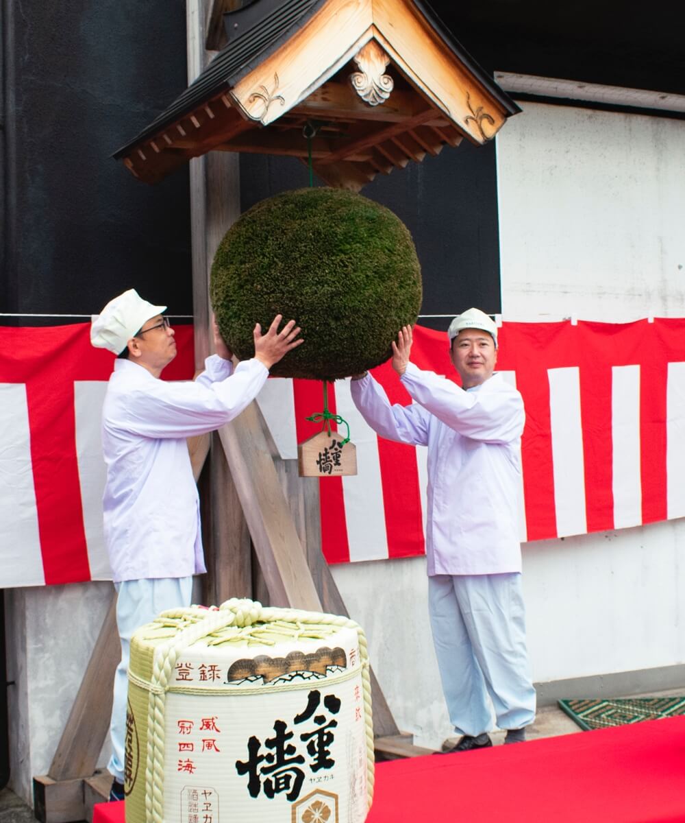 酒林の飾りつけ